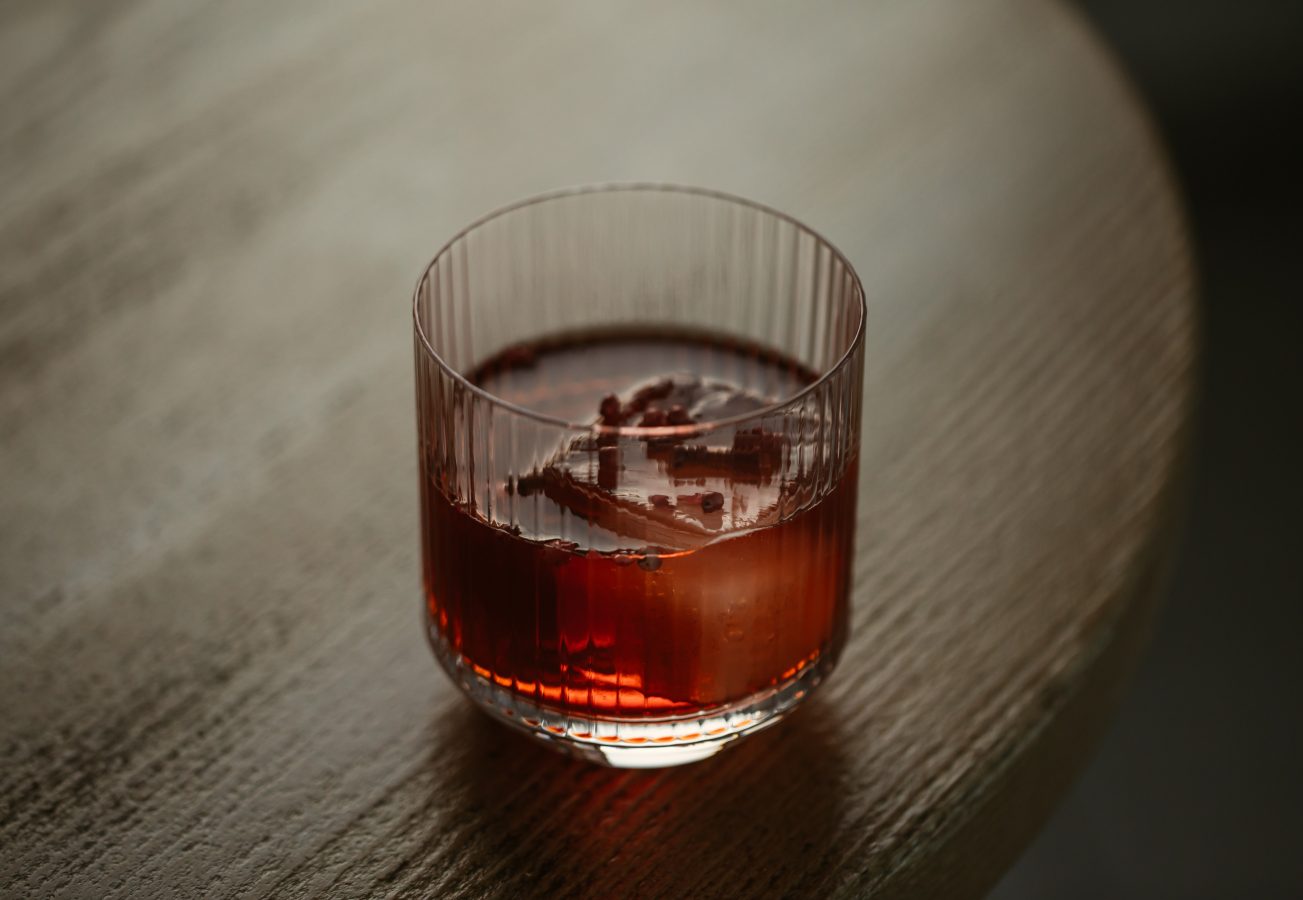 Signature cocktail served in a textured glass at Casa Cook, capturing the handcrafted detail and refined simplicity of the hotel’s laidback luxury experience
